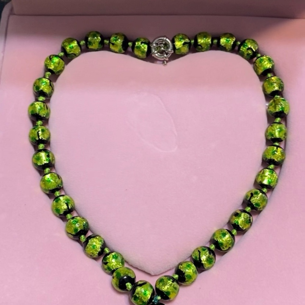 WATCH THE VIDEO. Elegant Green Hotaru Beaded Necklace